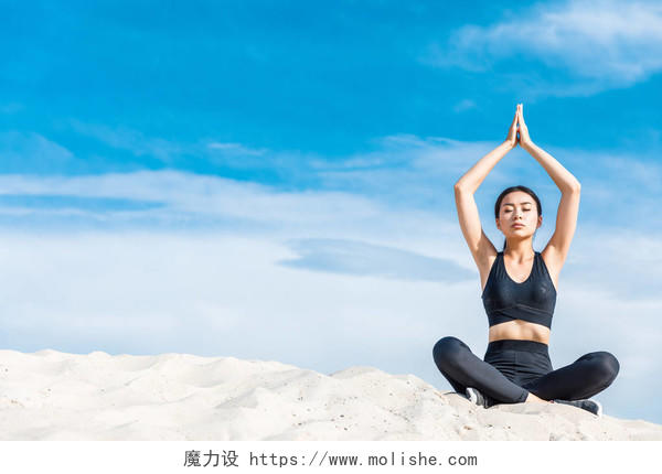 亚洲女人打坐产后瑜伽瑜伽打坐产后瑜伽户外瑜伽